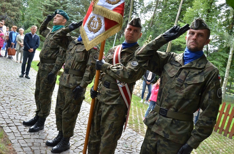 Niepodległość naszego narodu zaczyna się na kolanach