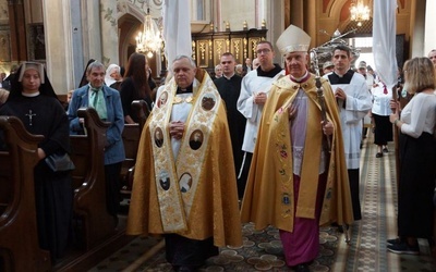 Bp Ignacy wchodzi do lwowskiej światyni.