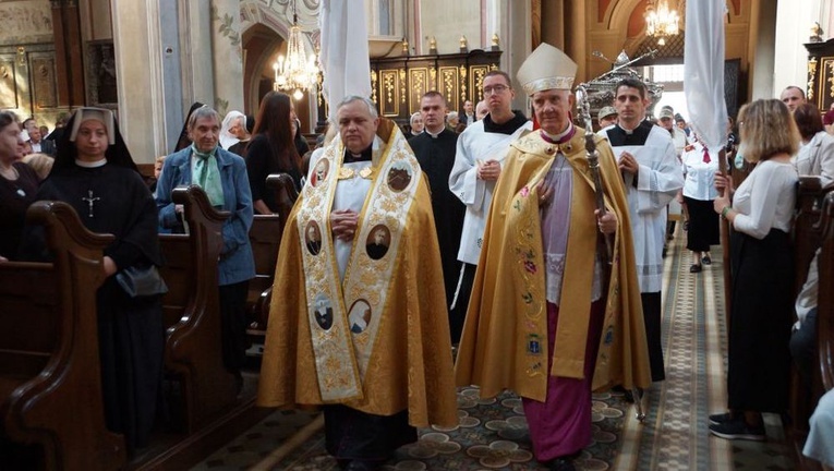 Bp Ignacy wchodzi do lwowskiej światyni.