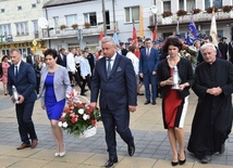 Modliborzyce, rynek. Uroczystości patriotyczne.