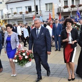 Modliborzyce, rynek. Uroczystości patriotyczne.