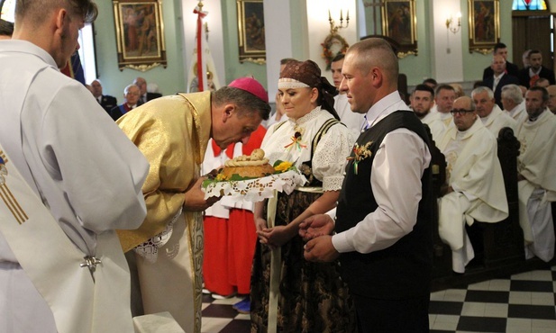 Gazdowie dożynek - Anna i Marek Żurowie z Mnicha przynieśli do ołtarza chleb z tegorocznej mąki.