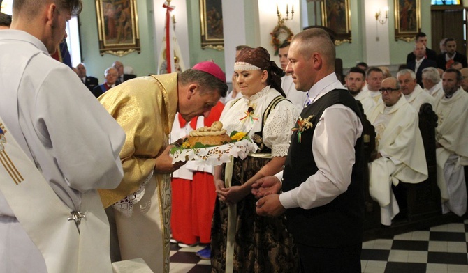 Gazdowie dożynek - Anna i Marek Żurowie z Mnicha przynieśli do ołtarza chleb z tegorocznej mąki.