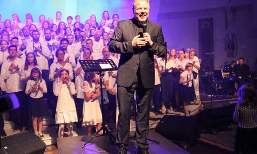 Ks. Mirosław Szewieczek, szef "Drachmy", podczas koncertu finałowego warsztatów Gospel.
