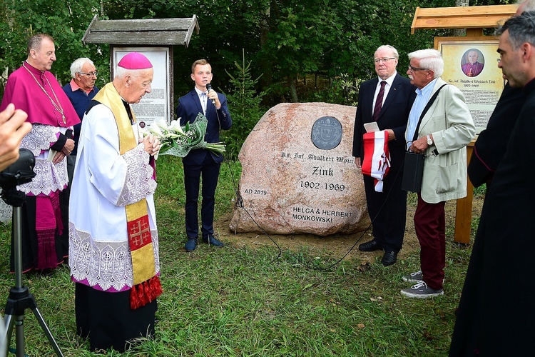 Bałdy. Kamień upamiętniający ks. Adalberta Wojciecha Zinka