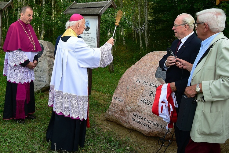 Bałdy. Kamień upamiętniający ks. Adalberta Wojciecha Zinka