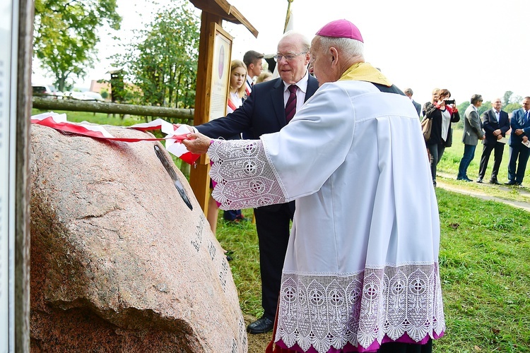 Bałdy. Kamień upamiętniający ks. Adalberta Wojciecha Zinka