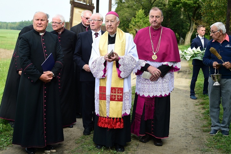 Bałdy. Kamień upamiętniający ks. Adalberta Wojciecha Zinka