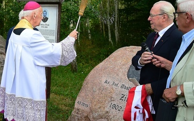 Bałdy. Kamień upamiętniający ks. Adalberta Wojciecha Zinka