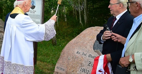 Bałdy. Kamień upamiętniający ks. Adalberta Wojciecha Zinka
