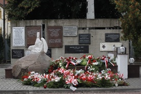 Pomnik poległych podczas bitwy nad Bzurą "nosi" wiele nazwisk, które zna jedynie Bóg.