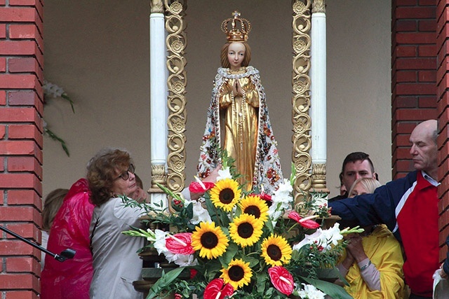 ▲	Po zakończeniu liturgii wierni podchodzili do Matki Bożej, by z bliska powierzyć Jej swoje intencje.