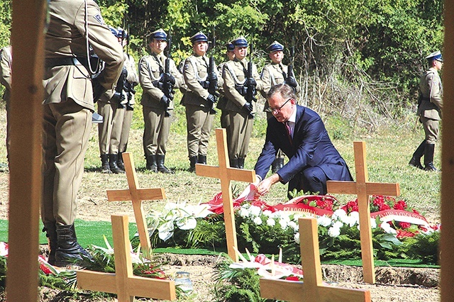 ▲	Kwiaty złożył m.in. dr Jarosław Szarek, prezes Instytutu Pamięci Narodowej.