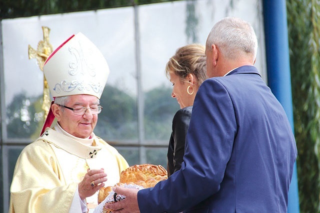 ▲	Bochenek upieczony z tegorocznych zbóż to tradycyjny dar na dożynkowej liturgii.