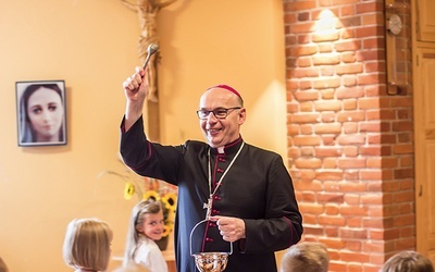 ▲	Biskup poświęcił dwie nowe sale, w których będą się uczyć pierwsze klasy podstawówki. 