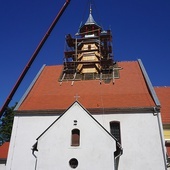 ▲	Montaż dwutonowej iglicy został wykonany precyzyjnie i sprawnie.