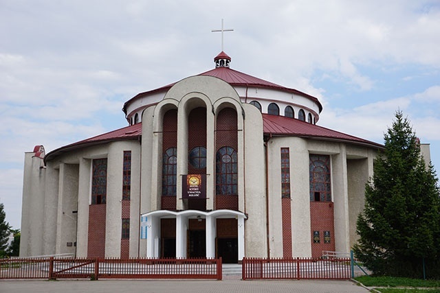 ▼	Rotunda świątyni wyróżnia się pośród blokowiska.