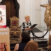 ▼	Nowele prezentowała m.in. Krystyna Kucharska, prezes UTW w Łowiczu.