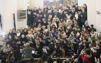 ▲	W trakcie roku akademickiego w ramach zajęć WLSW odbywają się również warsztaty muzyczno-liturgiczne, rekolekcje i wykłady gościnne. Na zdjęciu koncert finałowy inicjatywy „2w1”.