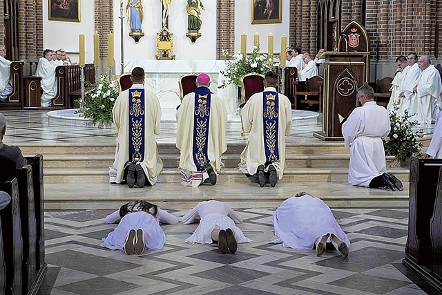 ▲	Kandydatki złożyły na ręce bp. Kamińskiego śluby życia według ewangelicznych cnót.