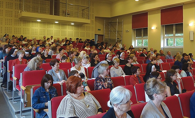 Nauczyciele religii podczas wykładu.