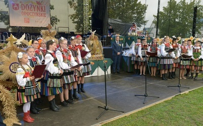 Tegorocznemu obrzędowi dożynkowemu przewodzili mieszkańcy wsi Ostrów. W środku wiceburmistrz Tomasz Łuczkowski.