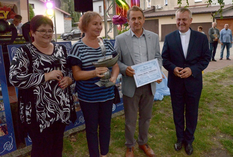 Nagrodę główną, statuetkę Dobroczyńcy Roku, otrzymali Bożena i Marek Malinowscy (w środku). Razem z laureatami Ewa Kamińska i ks. Andrzej Tuszyński.