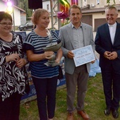 Nagrodę główną, statuetkę Dobroczyńcy Roku, otrzymali Bożena i Marek Malinowscy (w środku). Razem z laureatami Ewa Kamińska i ks. Andrzej Tuszyński.