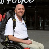 Był bezdomnym alkoholikiem, a dziś na wózku inwalidzkim pomaga chorym dzieciom