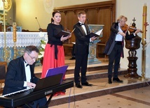 Od lewej Robert Grudzień i Alicja Węgorzewska podczas koncertu.