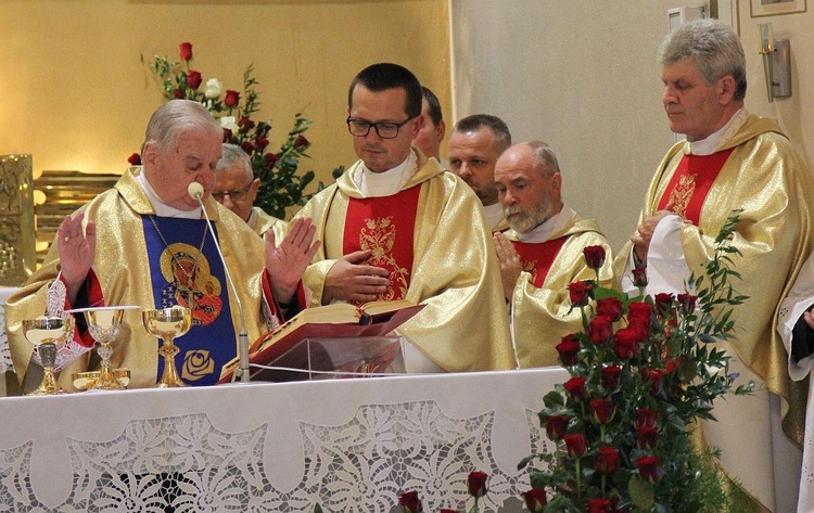 Na pierwszym planie od lewej: bp Tadeusz Rakoczy, ks. Krzysztof Ciurla i ks. Władysław Kubasiak.