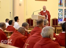 Prowadzący rekolekcje biskup głosił księżom konferencje, ale i homilie w czasie sprawowanych wspólnie Mszy św.