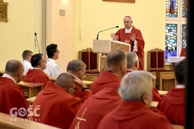 Prowadzący rekolekcje biskup głosił księżom konferencje, ale i homilie w czasie sprawowanych wspólnie Mszy św.