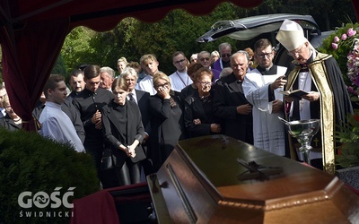 Biskup i najbliższa rodzina w czasie ostatniego pożegnania ks. Stokłosy.