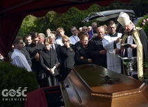 Biskup i najbliższa rodzina w czasie ostatniego pożegnania ks. Stokłosy.
