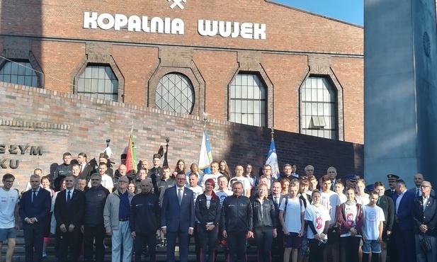 Katowice. Sprzed kopalni "Wujek" wyruszyła XIV pielgrzymka biegowa do grobu bł. ks. Jerzego Popiełuszki 