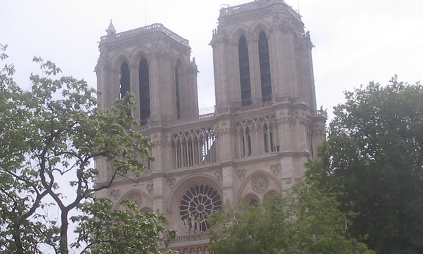 Katedra Notre-Dame nadal w niebezpieczeństwie 