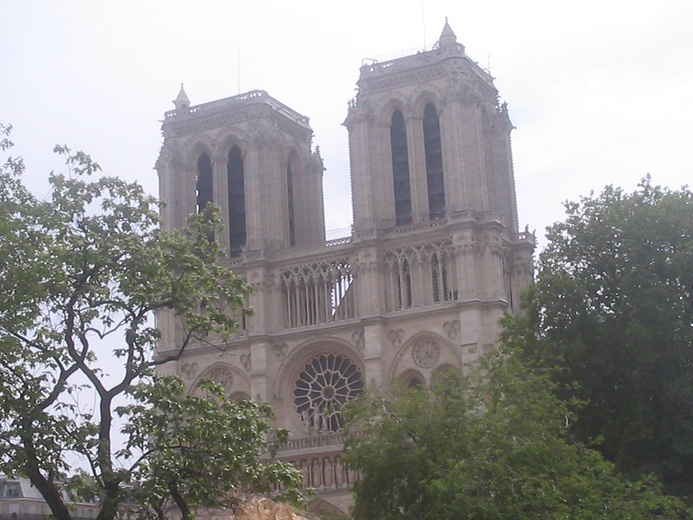 Katedra Notre-Dame nadal w niebezpieczeństwie 