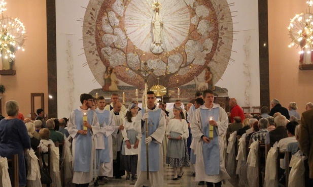 Procesja podczas nabożeństwa fatimskiego na Obszarach.