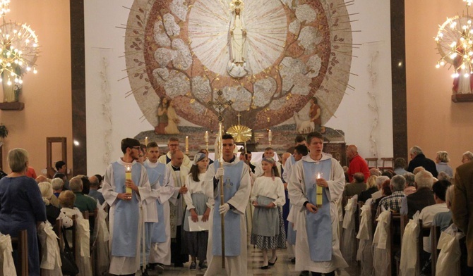 Procesja podczas nabożeństwa fatimskiego na Obszarach.