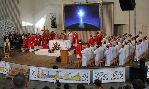 Msza św. młodych w amfteatrze pod Grojcem, pod krzyżem.