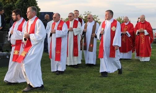 Duszpasterze bielskich parafii, którzy celebrowali Eucharystię na wzgórzu Trzy Lipki.