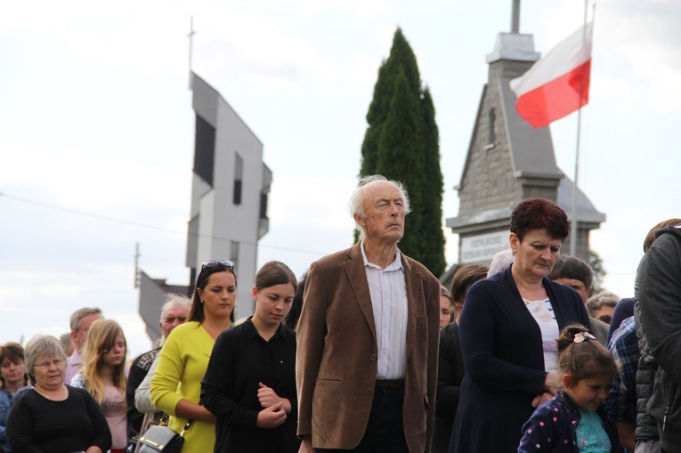 Z Jodłowej pod krzyż na granicy z Przeczycą