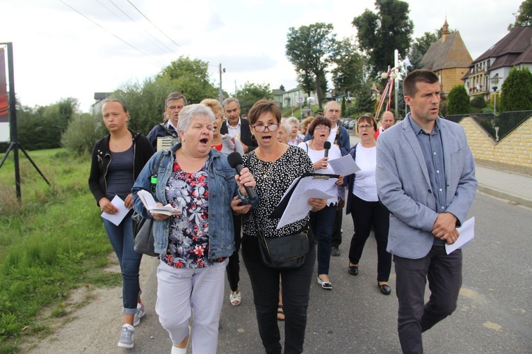Z Jodłowej pod krzyż na granicy z Przeczycą