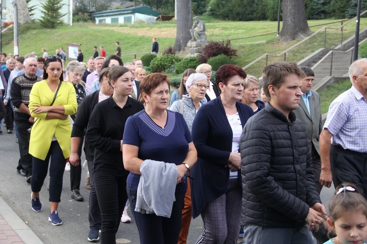 Z Jodłowej pod krzyż na granicy z Przeczycą