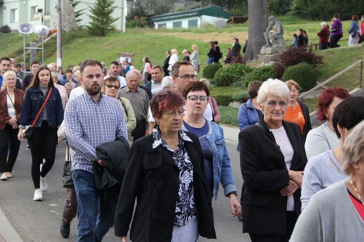 Z Jodłowej pod krzyż na granicy z Przeczycą