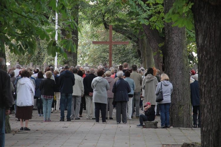 Polska pod Krzyżem - na Cmentarzu Ofiar Hitleryzmu 