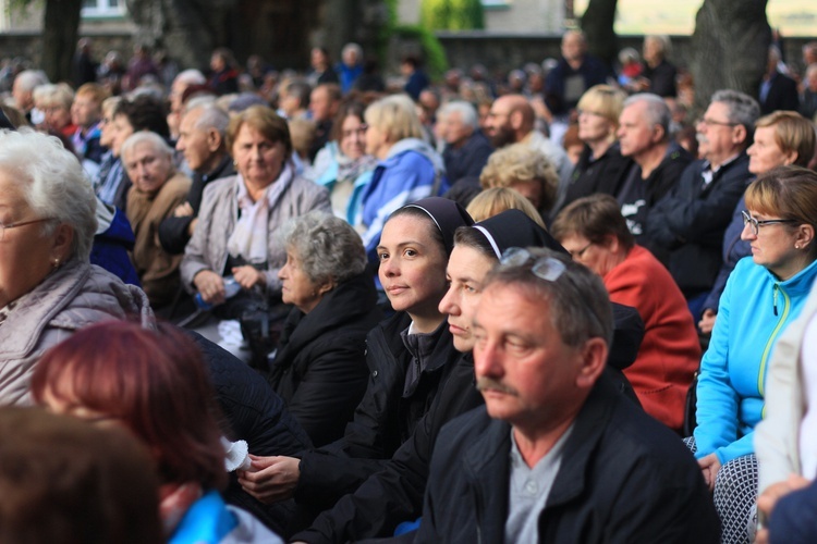 Góra Świętej Anny: Nabożeństwo ze świecami