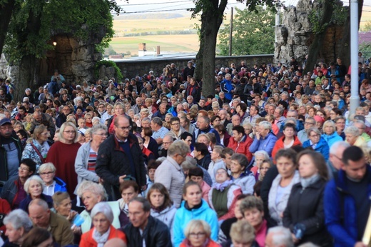 Góra Świętej Anny: Nabożeństwo ze świecami