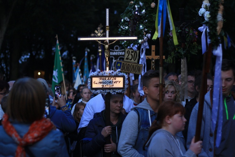 Góra Świętej Anny: Nabożeństwo ze świecami